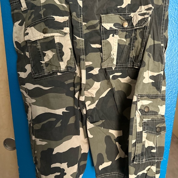 NWT Camo Cargo Shorts - Picture 2 of 5
